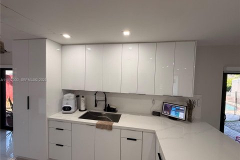 House in Lauderhill, Florida 2 bedrooms, 113.53 sq.m. № 1994881 - photo 10