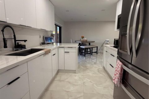 House in Lauderhill, Florida 2 bedrooms, 113.53 sq.m. № 1994881 - photo 8