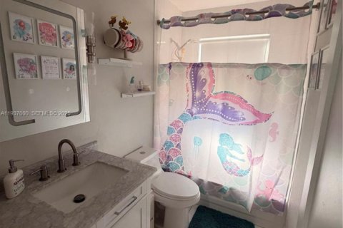 House in Lauderhill, Florida 2 bedrooms, 113.53 sq.m. № 1994881 - photo 15