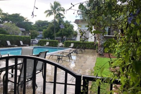 Condo in Fort Lauderdale, Florida, 2 bedrooms  № 1172328 - photo 1