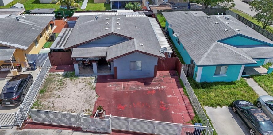 Дом в Майами, Флорида 3 спальни, 117.06м2 № 1942512