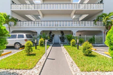 Condominio en venta en Hollywood, Florida, 2 dormitorios, 88.26 m2 № 2244167 - foto 2