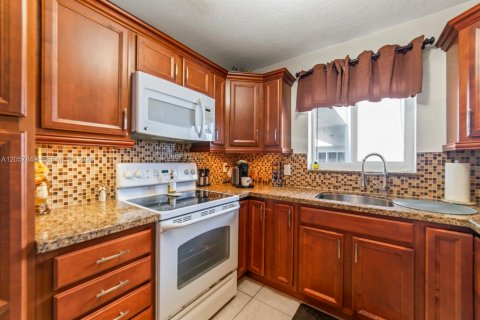 Condominio en venta en Hollywood, Florida, 2 dormitorios, 88.26 m2 № 2244167 - foto 13