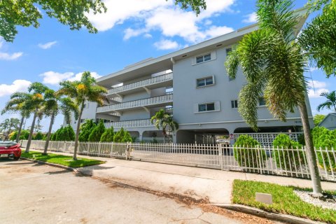 Condominio en Hollywood, Florida, 2 dormitorios  № 2244167