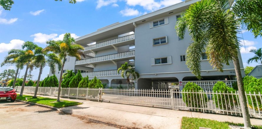 Condominio en Hollywood, Florida, 2 dormitorios № 2244167