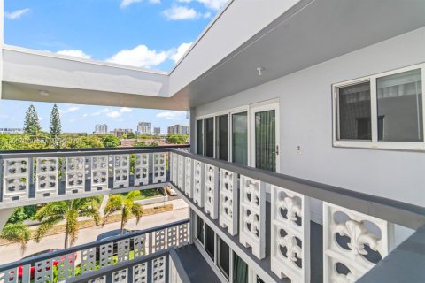 Condominio en venta en Hollywood, Florida, 2 dormitorios, 88.26 m2 № 2244167 - foto 4