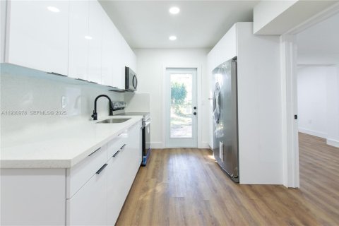 House in Fort Lauderdale, Florida 3 bedrooms, 76.18 sq.m. № 1991740 - photo 5
