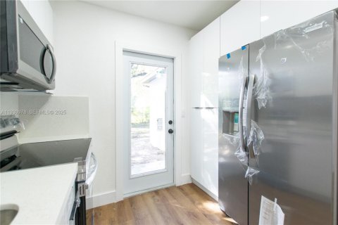 House in Fort Lauderdale, Florida 3 bedrooms, 76.18 sq.m. № 1991740 - photo 8