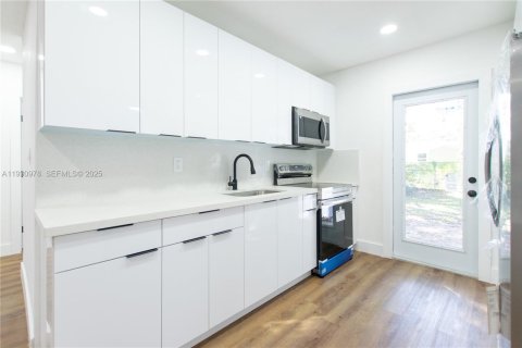 House in Fort Lauderdale, Florida 3 bedrooms, 76.18 sq.m. № 1991740 - photo 6