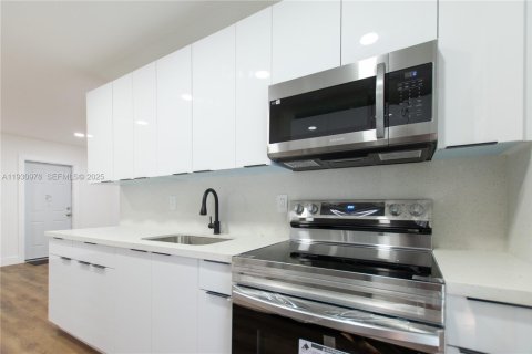 House in Fort Lauderdale, Florida 3 bedrooms, 76.18 sq.m. № 1991740 - photo 7