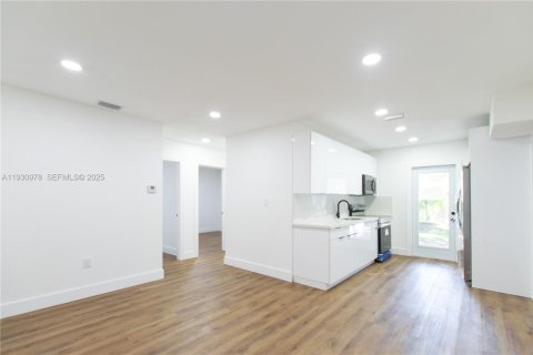 House in Fort Lauderdale, Florida 3 bedrooms, 76.18 sq.m. № 1991740 - photo 3