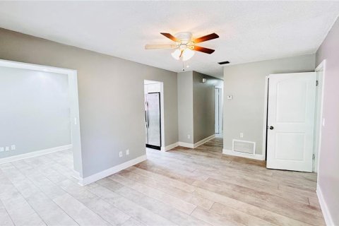 House in Apopka, Florida 3 bedrooms, 88.63 sq.m. № 1805097 - photo 11