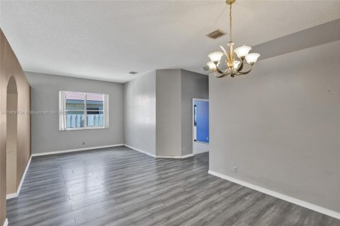 Купить виллу или дом в Пемброк-Пайнс, Флорида 4 спальни, 190.82м2, № 1921183 - фото 16