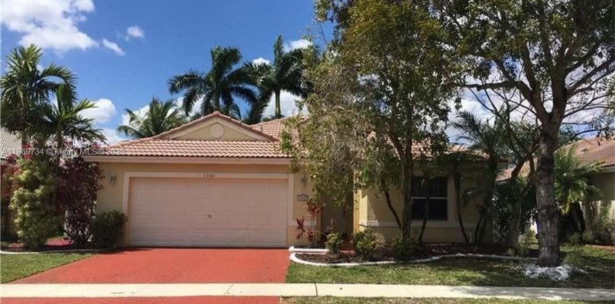 Дом в Пемброк-Пайнс, Флорида 4 спальни, 190.82м2 № 1921183