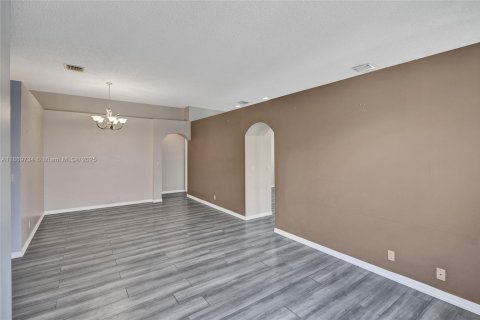 Купить виллу или дом в Пемброк-Пайнс, Флорида 4 спальни, 190.82м2, № 1921183 - фото 12