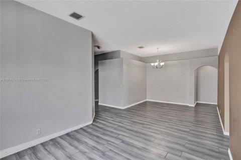 Купить виллу или дом в Пемброк-Пайнс, Флорида 4 спальни, 190.82м2, № 1921183 - фото 13