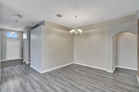 Купить виллу или дом в Пемброк-Пайнс, Флорида 4 спальни, 190.82м2, № 1921183 - фото 14