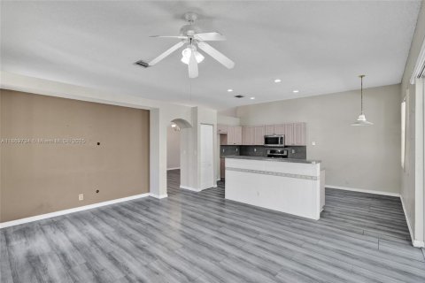 Купить виллу или дом в Пемброк-Пайнс, Флорида 4 спальни, 190.82м2, № 1921183 - фото 19