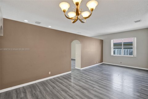 Купить виллу или дом в Пемброк-Пайнс, Флорида 4 спальни, 190.82м2, № 1921183 - фото 15