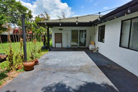 Villa ou maison à vendre à Port St. Lucie, Floride: 3 chambres, 120.22 m2 № 2254360 - photo 2