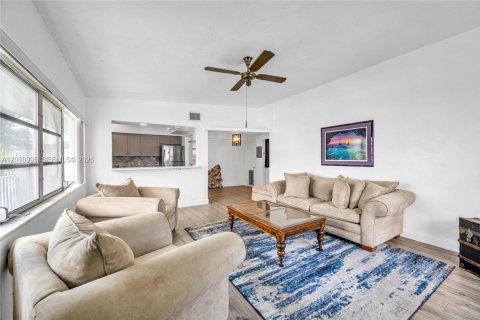 Condo in North Miami Beach, Florida, 1 bedroom  № 2076598 - photo 9
