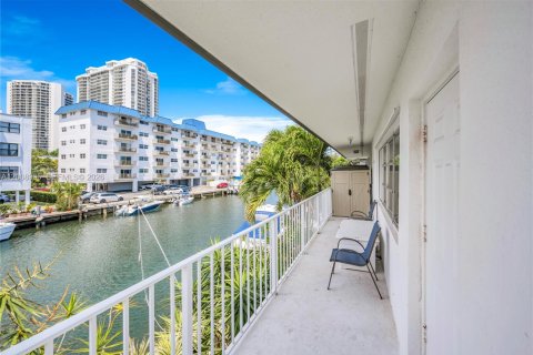 Condo in North Miami Beach, Florida, 1 bedroom № 2076598