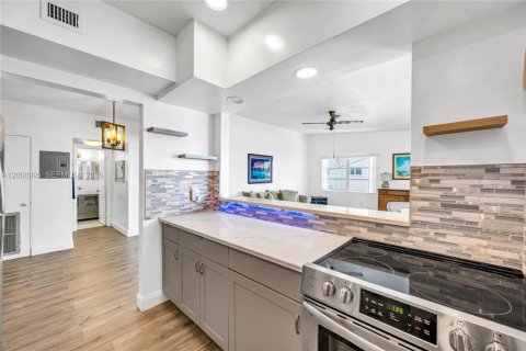 Condo in North Miami Beach, Florida, 1 bedroom  № 2076598 - photo 4