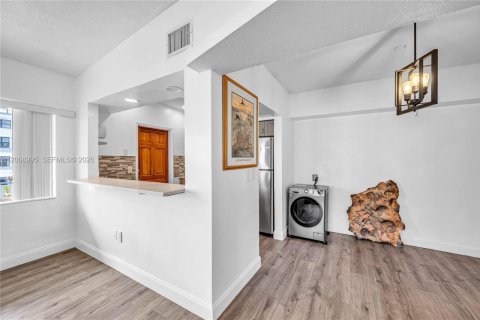 Condo in North Miami Beach, Florida, 1 bedroom  № 2076598 - photo 10
