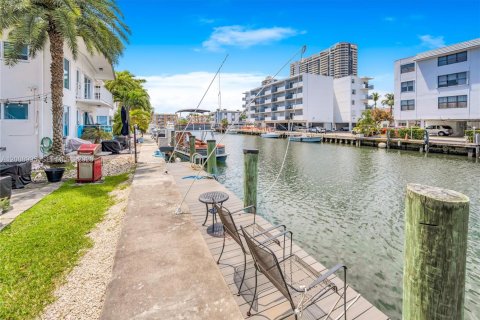 Condo in North Miami Beach, Florida, 1 bedroom  № 2076598 - photo 23