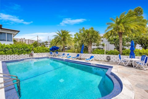 Condo in North Miami Beach, Florida, 1 bedroom  № 2076598 - photo 24