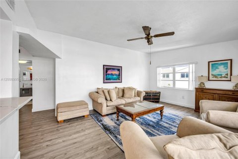 Condo in North Miami Beach, Florida, 1 bedroom  № 2076598 - photo 13