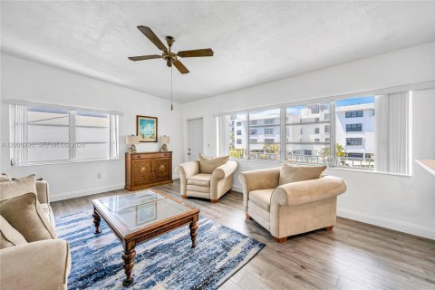 Condo in North Miami Beach, Florida, 1 bedroom  № 2076598 - photo 5