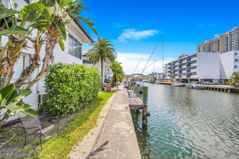 Condo in North Miami Beach, Florida, 1 bedroom  № 2076598 - photo 15