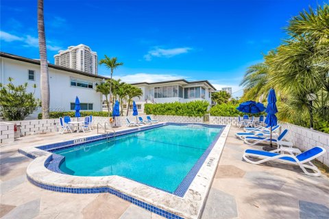 Condo in North Miami Beach, Florida, 1 bedroom  № 2076598 - photo 16