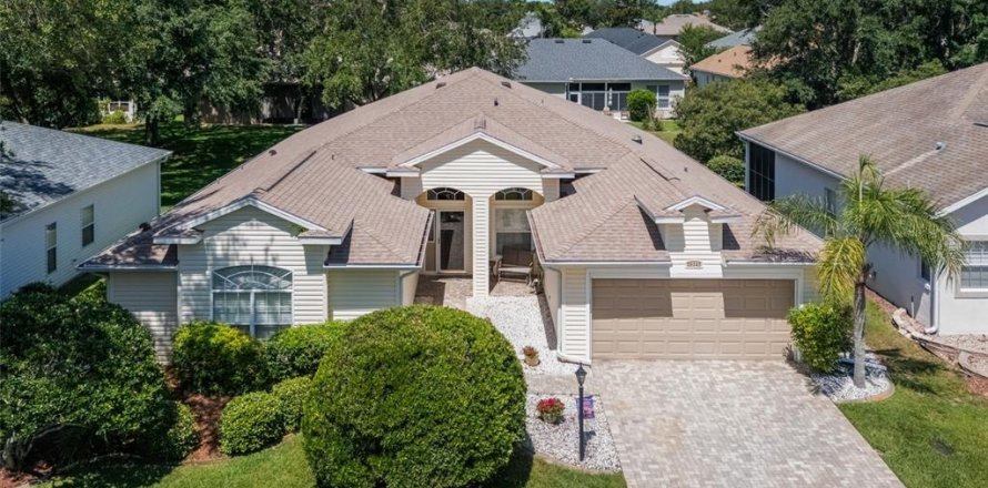 House in Leesburg, Florida 3 bedrooms, 234.95 sq.m. № 1750486