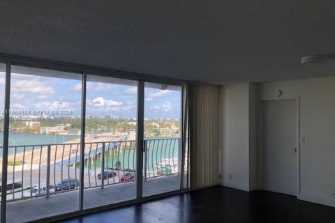 Apartamento en alquiler en North Bay Village, Florida, 2 dormitorios, 95.69 m2 № 2029618 - foto 10