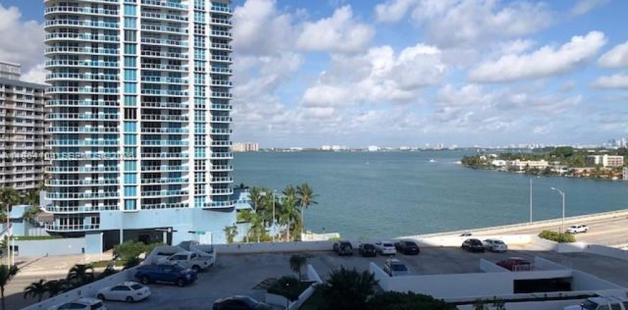 Apartamento en North Bay Village, Florida 2 dormitorios, 95.69 m2 № 2029618