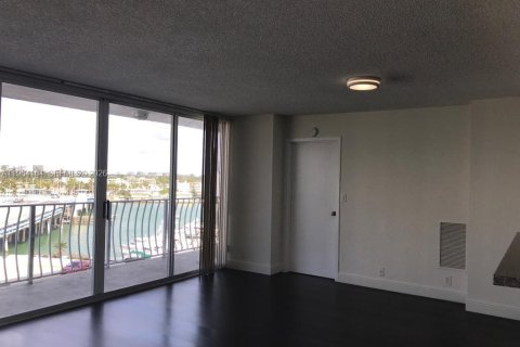 Apartamento en alquiler en North Bay Village, Florida, 2 dormitorios, 95.69 m2 № 2029618 - foto 17