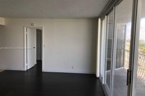 Apartamento en alquiler en North Bay Village, Florida, 2 dormitorios, 95.69 m2 № 2029618 - foto 9