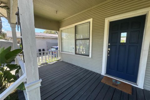 House in Tampa, Florida 2 bedrooms, 111.11 sq.m. № 2334194 - photo 2
