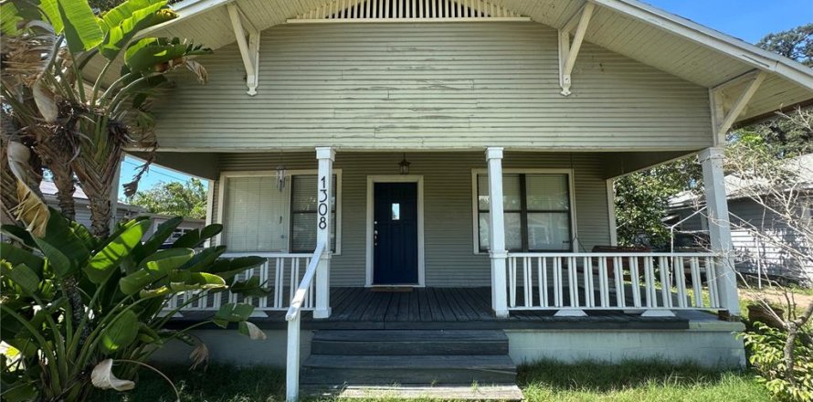House in Tampa, Florida 2 bedrooms, 111.11 sq.m. № 2334194