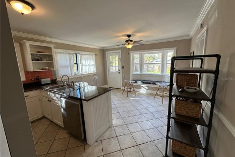 House in Tampa, Florida 2 bedrooms, 111.11 sq.m. № 2334194 - photo 10