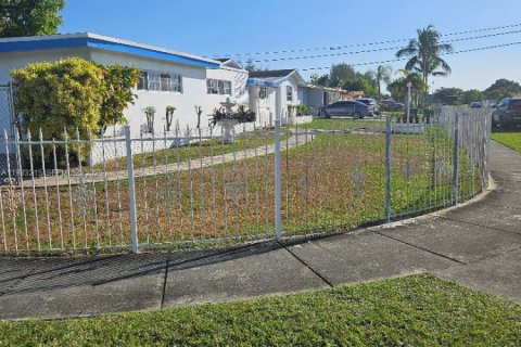 Casa en venta en Miami, Florida, 4 dormitorios, 167.5 m2 № 2035262 - foto 3