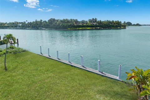 Terreno en venta en Surfside, Florida № 1981854 - foto 1