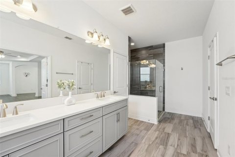 House in Lutz, Florida 5 bedrooms, 310.01 sq.m. № 2155927 - photo 29