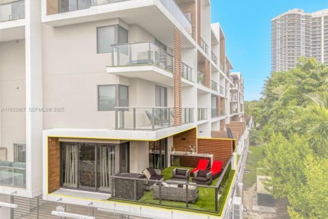 Condominio en venta en Fort Lauderdale, Florida, 3 dormitorios, 220.46 m2 № 1992298 - foto 4