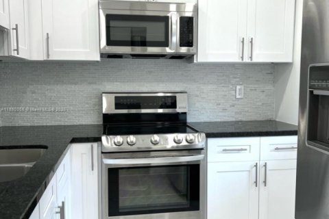 Condominio en alquiler en Lauderdale Lakes, Florida, 2 dormitorios, 87.7 m2 № 2014725 - foto 10