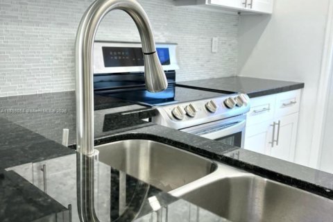 Condominio en alquiler en Lauderdale Lakes, Florida, 2 dormitorios, 87.7 m2 № 2014725 - foto 9