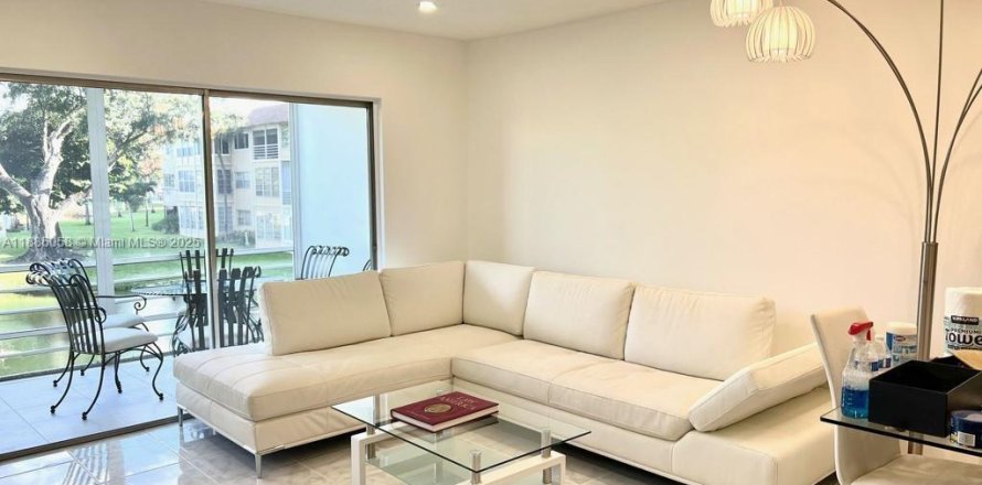 Condominio en Lauderdale Lakes, Florida, 2 dormitorios  № 2014725