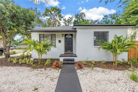 House in Saint Petersburg, Florida 3 bedrooms, 98.66 sq.m. № 2302399